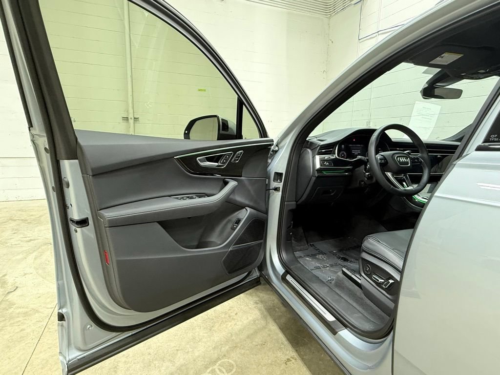 Used 2025 Audi Q7 3.0T Prestige AWD/4WD image 32