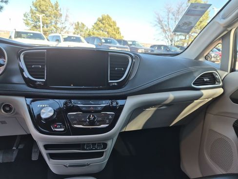 Used 2024 Chrysler Pacifica Select image 16