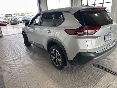 Used 2023 Nissan Rogue SV image 2