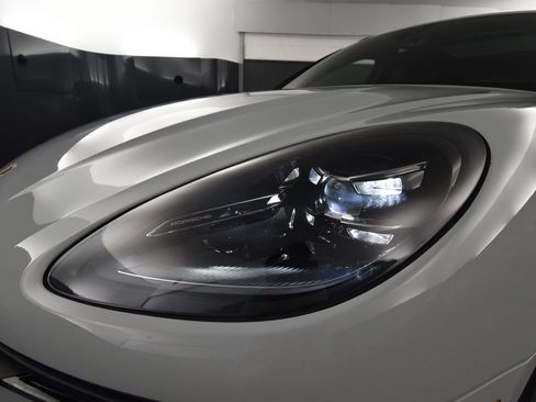 Used 2025 Porsche Macan image 11