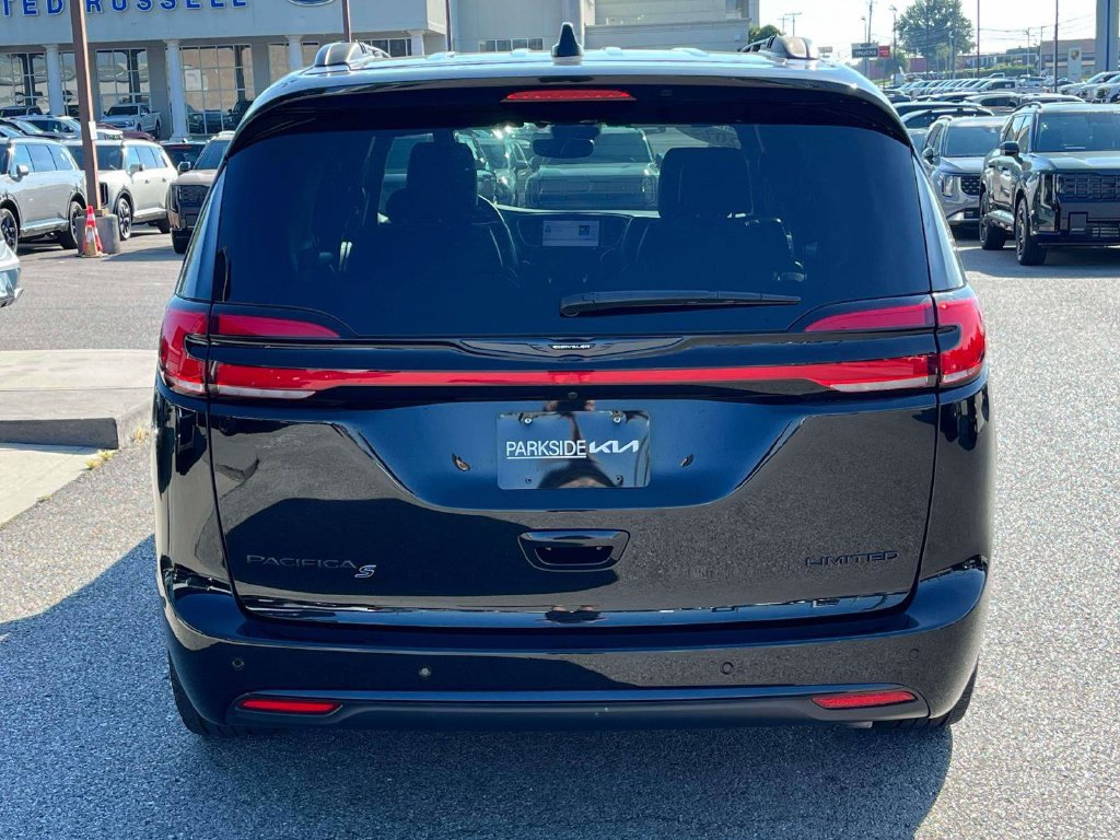 Used 2025 Chrysler Pacifica Limited FWD image 30