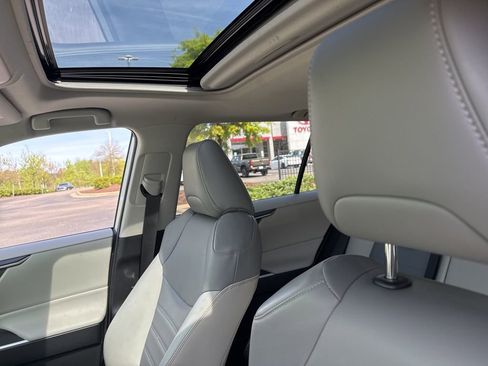 Used 2022 Toyota RAV4 XLE Premium image 9