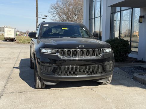 New 2025 Jeep Grand Cherokee Laredo X w/ Luxury Tech Group I image 17