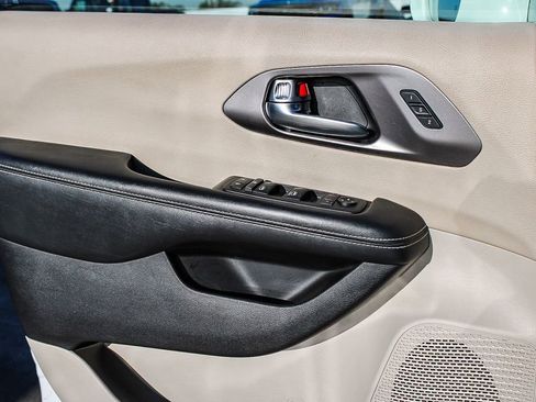 Used 2022 Chrysler Pacifica Touring-L image 21