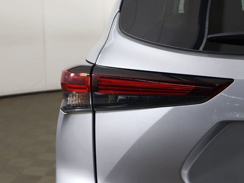 Used 2024 Toyota Highlander XLE AWD/4WD image 16