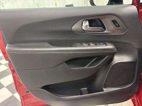 Used 2026 Chrysler Pacifica Select AWD/4WD image 11