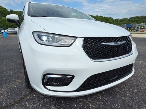 Used 2023 Chrysler Pacifica Touring-L FWD image 11