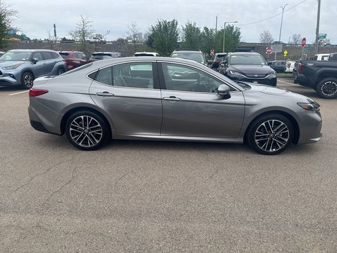 Used 2025 Toyota Camry XLE AWD/4WD image 8