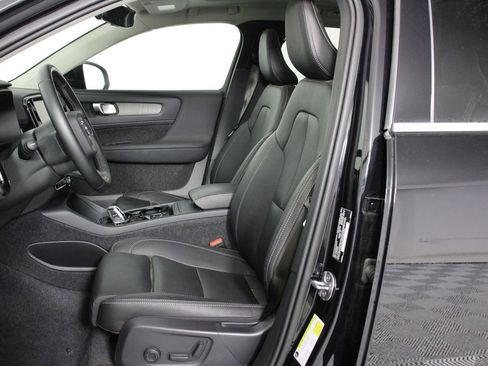 Certified 2025 Volvo XC40 B5 Plus image 31