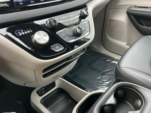 Used 2024 Chrysler Pacifica Touring-L image 41