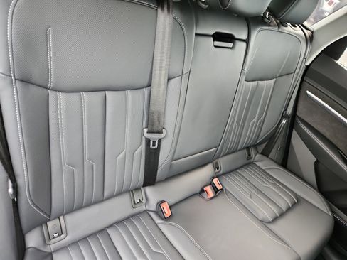 Used 2019 Audi e-tron Prestige w/ Prestige Package image 18