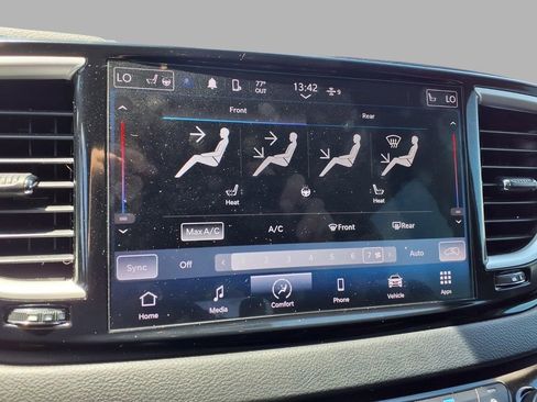 Used 2023 Chrysler Pacifica Touring-L FWD image 7