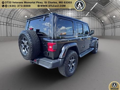 Used 2018 Jeep Wrangler Unlimited Sahara AWD/4WD image 3