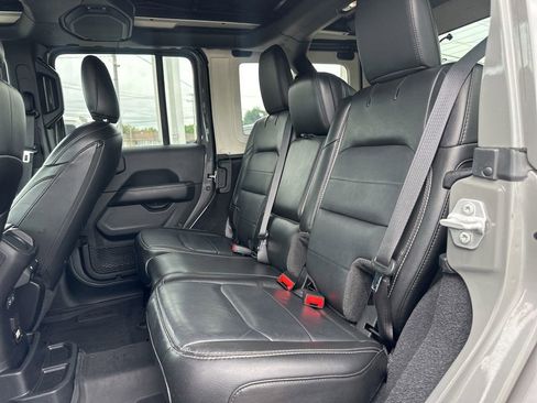 Used 2022 Jeep Wrangler Unlimited Sahara AWD/4WD image 17