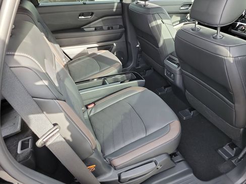 New 2025 Nissan Pathfinder Platinum image 13