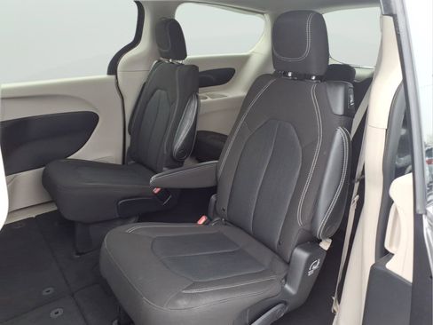Used 2023 Chrysler Voyager LX image 9