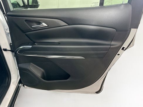 Used 2025 Chevrolet Traverse LT image 32