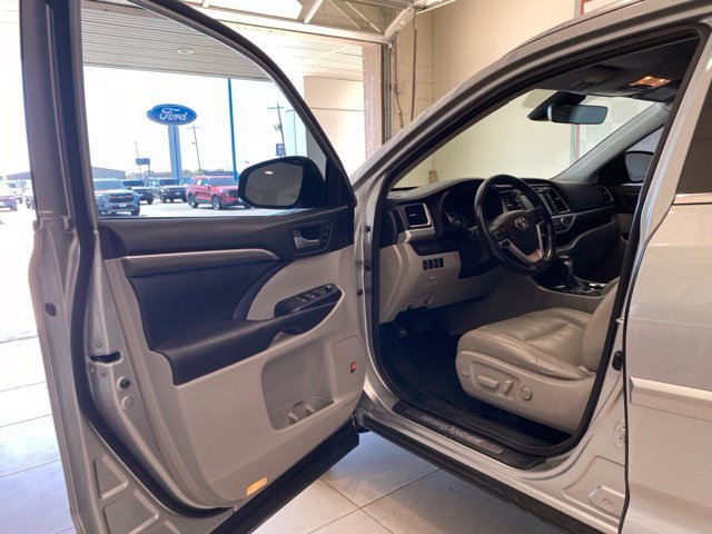 Used 2018 Toyota Highlander Limited w/ Protection Package #3 AWD/4WD image 10