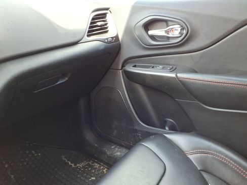 Used 2020 Jeep Cherokee Trailhawk image 23