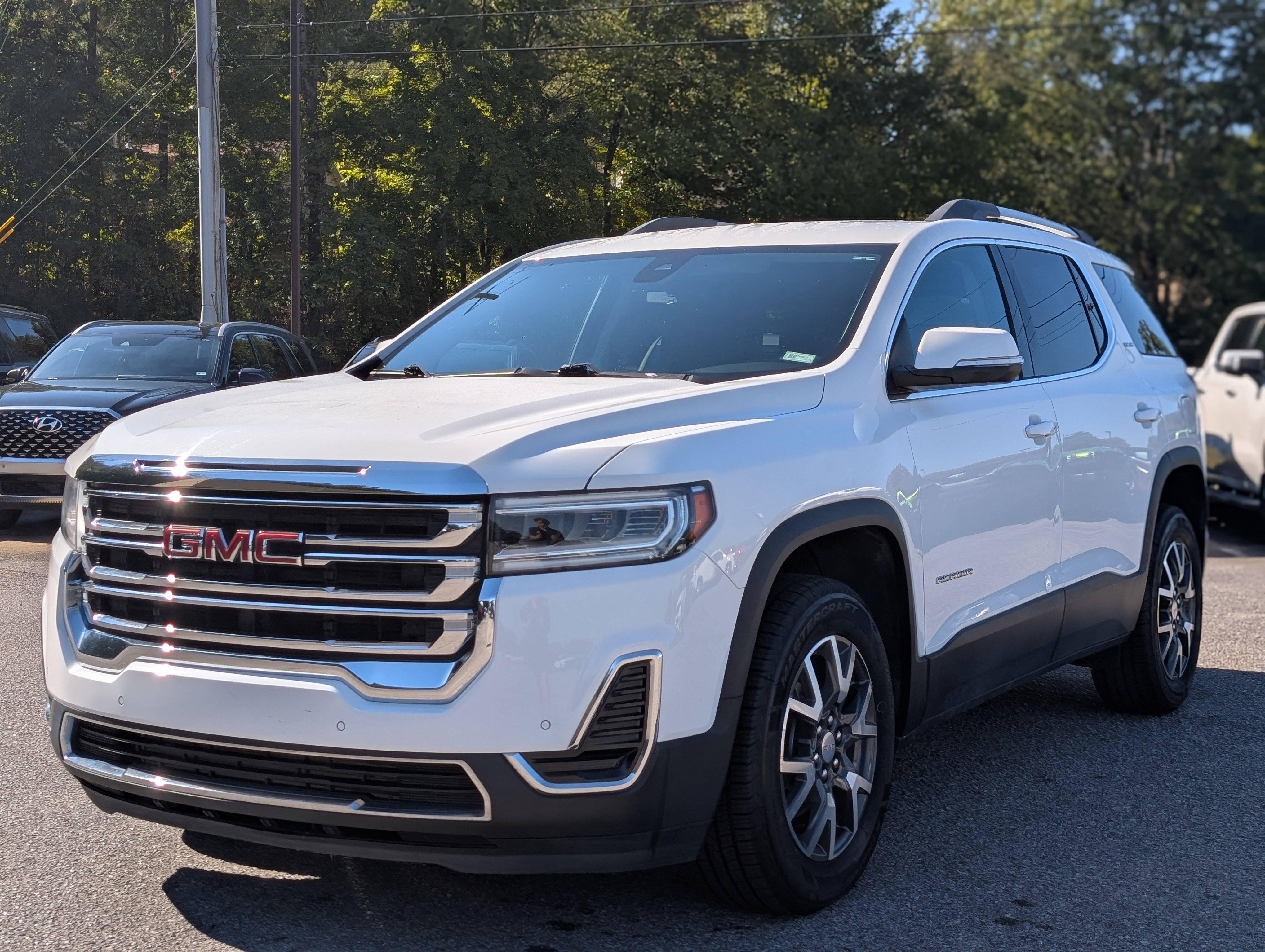 Used 2022 GMC Acadia SLE w/ Driver Convenience Package FWD image 5