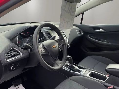 Used 2017 Chevrolet Cruze LT w/ Convenience Package FWD image 9