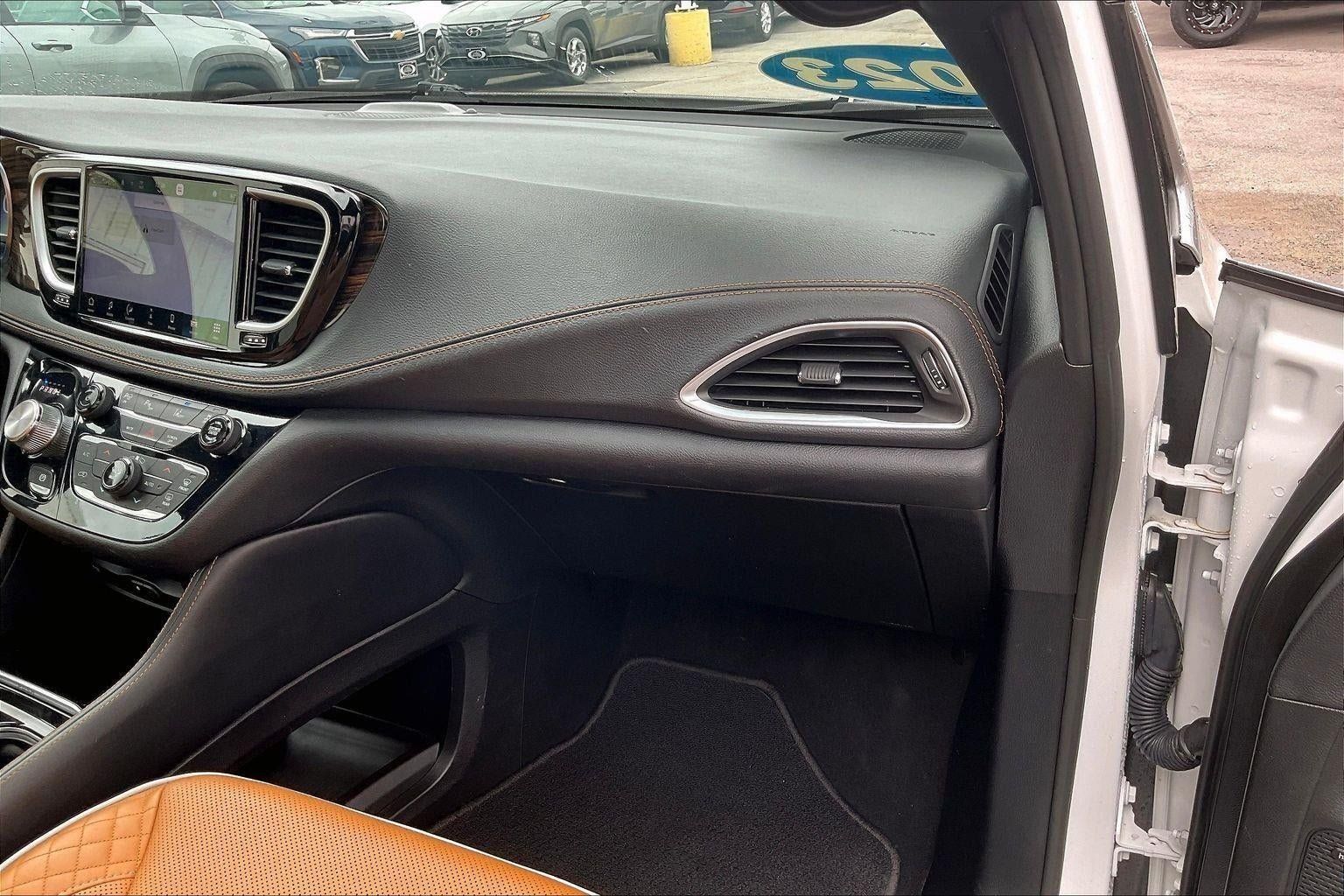 Used 2023 Chrysler Pacifica Pinnacle FWD image 17