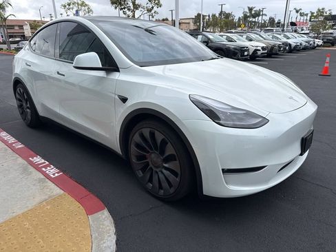 Used 2025 Tesla Model Y Performance image 2