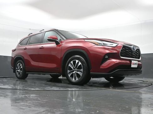 Used 2024 Toyota Highlander XLE image 47
