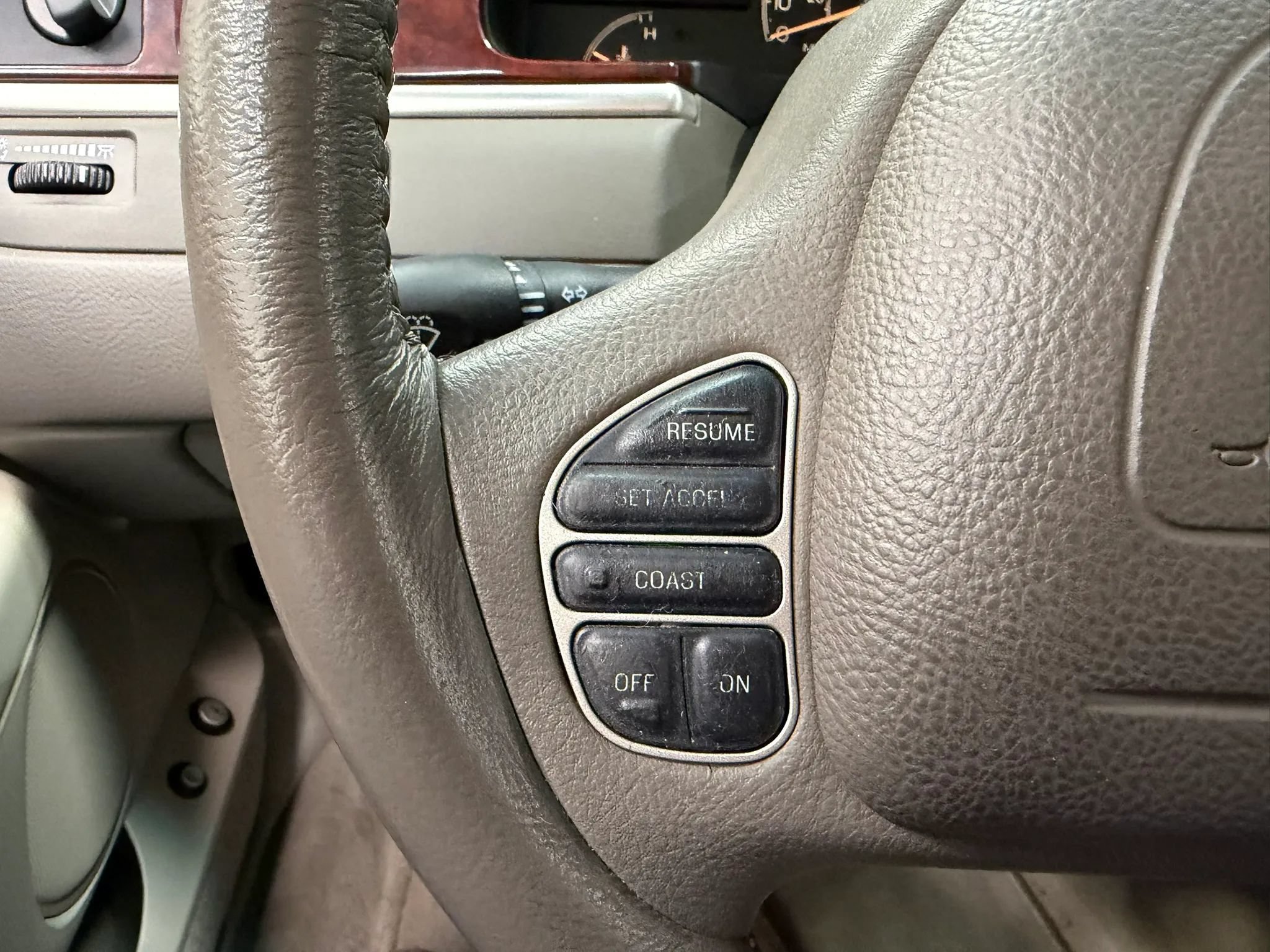 Used 2004 Lincoln Town Car Ultimate RWD image 25