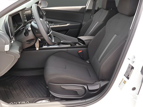 Used 2025 Hyundai Elantra SE FWD image 12