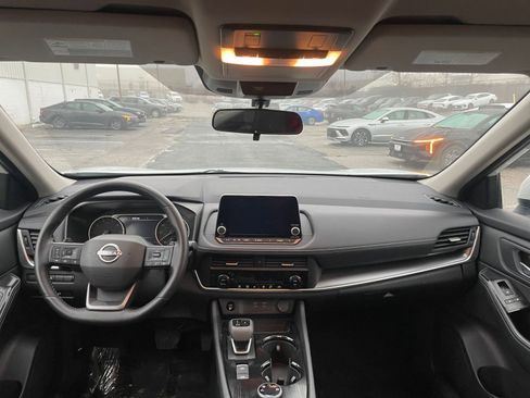 Used 2025 Nissan Rogue SV AWD/4WD image 28