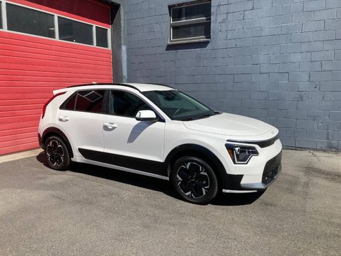 Used 2024 Kia Niro Wind w/ Wind Preserve Package FWD image 1