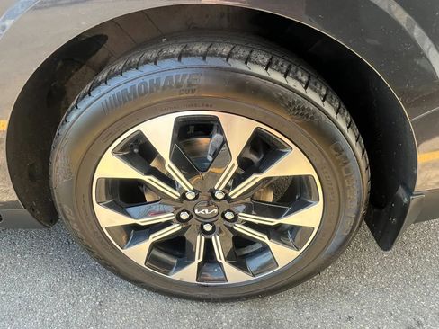 Used 2022 Kia Carnival EX FWD image 11
