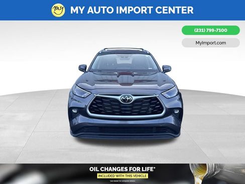 Used 2022 Toyota Highlander XLE AWD/4WD image 2