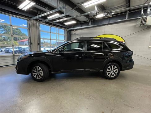 Used 2023 Subaru Outback Premium AWD/4WD image 2