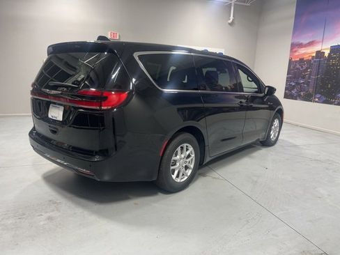 New 2026 Chrysler Pacifica Select image 5