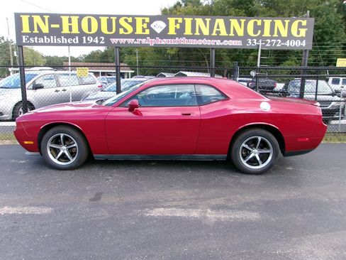 Used 2010 Dodge Challenger SE image 1