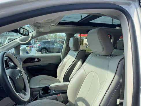 Used 2017 Chrysler Pacifica Limited image 26