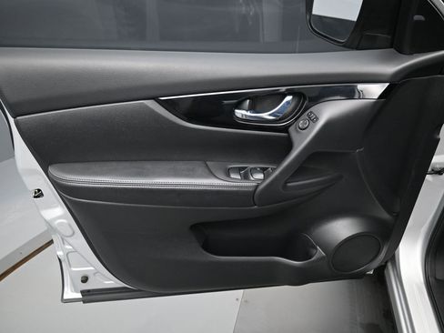 Used 2017 Nissan Rogue Sport SV w/ SV Premium Package image 11