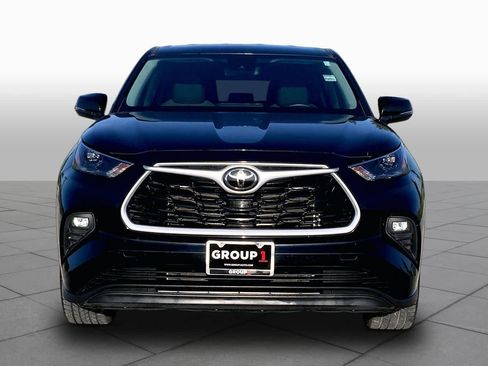 Used 2023 Toyota Highlander LE FWD image 4