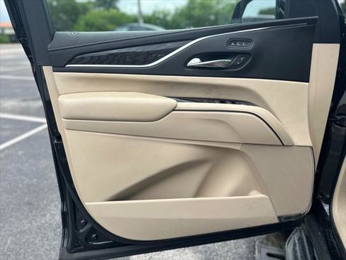 Used 2022 Cadillac Escalade Premium Luxury AWD/4WD image 13
