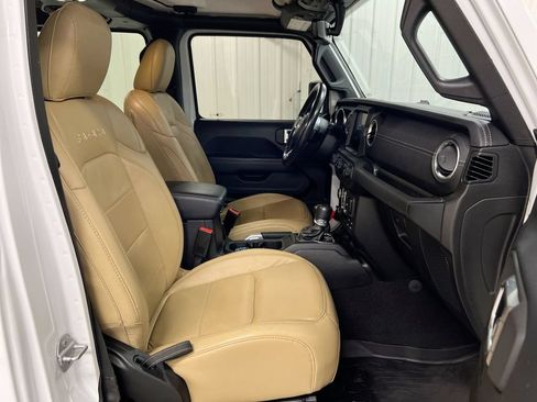 Used 2019 Jeep Wrangler Unlimited Sahara AWD/4WD image 22