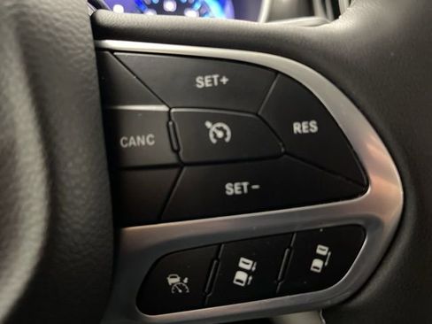 Used 2023 Chrysler Pacifica Touring-L image 39