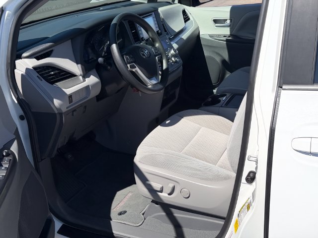 Used 2020 Toyota Sienna LE w/ Carpet Mat Package FWD image 11