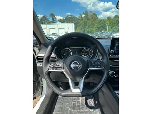Used 2025 Nissan Altima 2.5 SV image 17