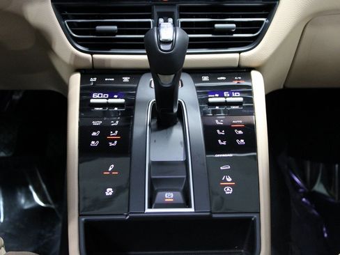 Certified 2025 Porsche Macan image 33