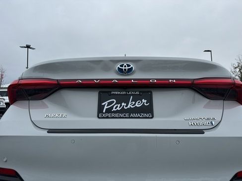 Used 2022 Toyota Avalon Limited image 25