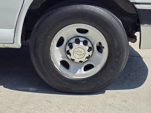 Used 2014 Chevrolet Express 2500 Extended RWD image 9