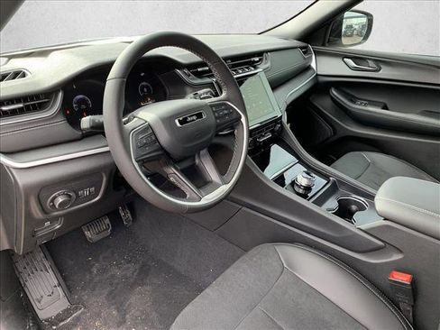 New 2025 Jeep Grand Cherokee Altitude image 11