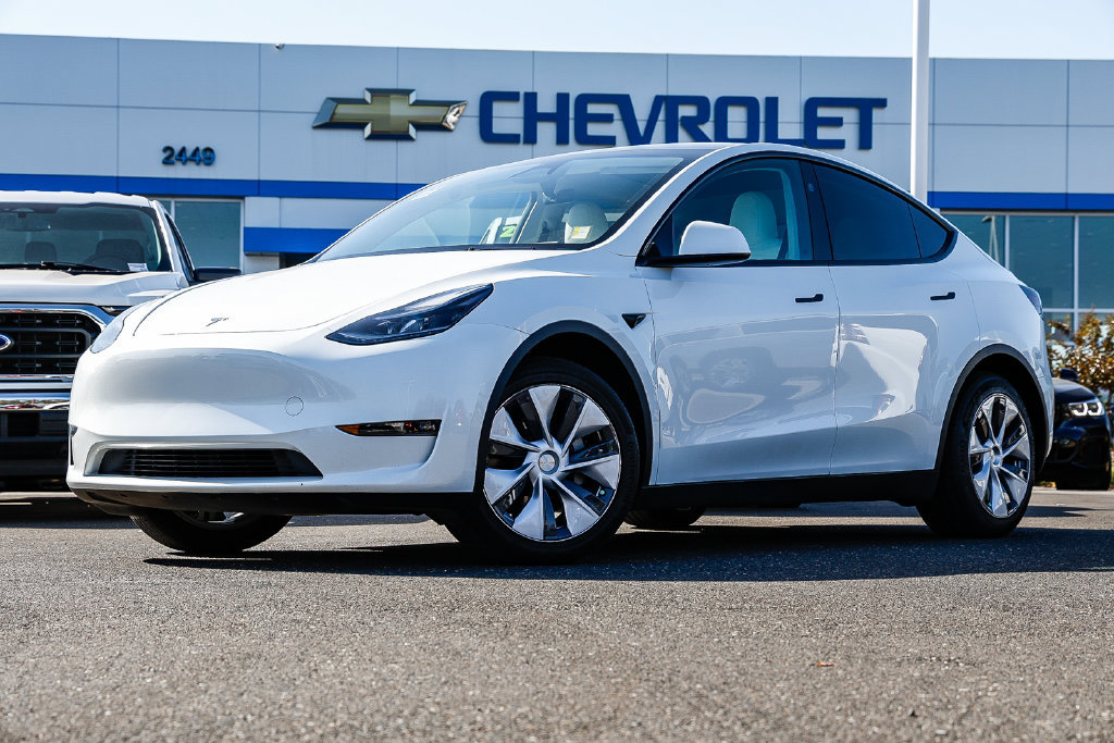Used 2024 Tesla Model Y Long Range AWD/4WD image 1